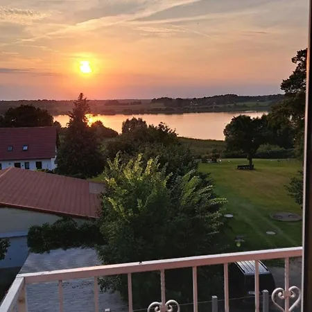 Gutshof-penthouse-wohnung- Seeblick Appartement Klein Upahl