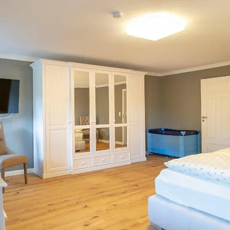 Gutshof-penthouse-wohnung- Seeblick Appartement *